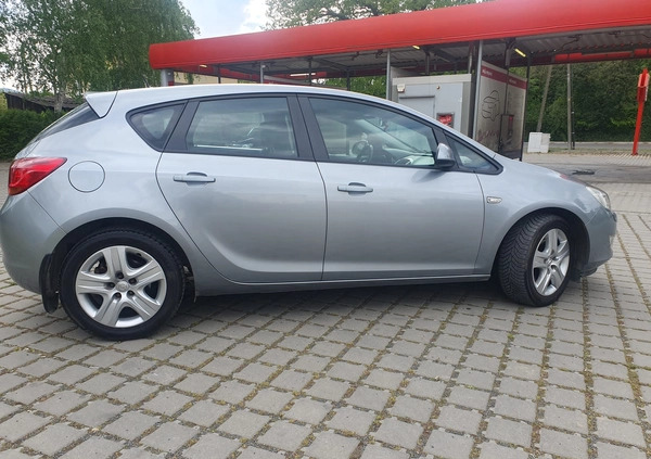 Opel Astra cena 20500 przebieg: 218000, rok produkcji 2010 z Czyżew małe 172